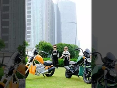 Anak-anak Mengendarai Sepeda Motor Listrik dengan Pemutar Musik dan Lampu Depan LED